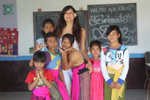 La estilista Carmen Martínez lleva su proyecto 'tijeras solidarias' a Bali