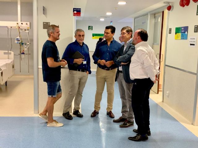 El alcalde de San Javier, José Miguel Luengo y el consejero de Salud, Manuel Villegas el hospital Los Arcos donde se ha interrumpido la cirugía programada