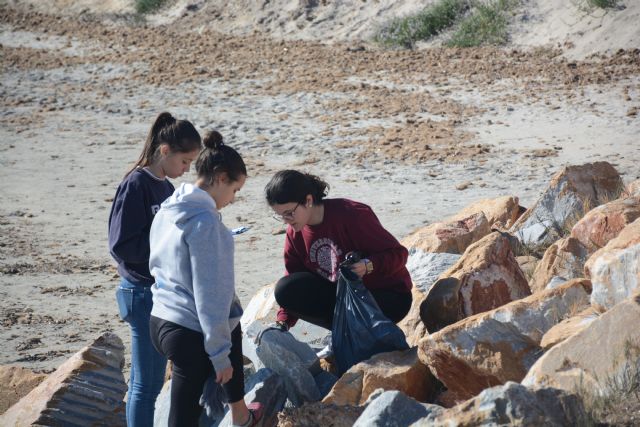 Estudiantes de San Javier analizan con la UPCT la basura marina enla playa de La Llana