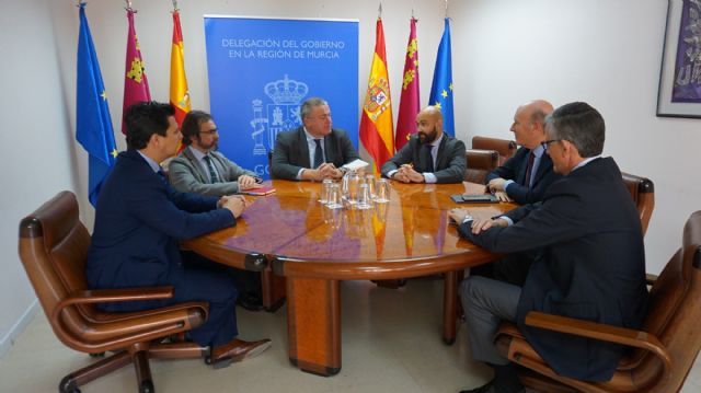 El alcalde abordó con el presidente de Aena, Jaime García Legaz el futuro de  los puestos de trabajo de Aena y empresas auxiliares que operan en San Javier