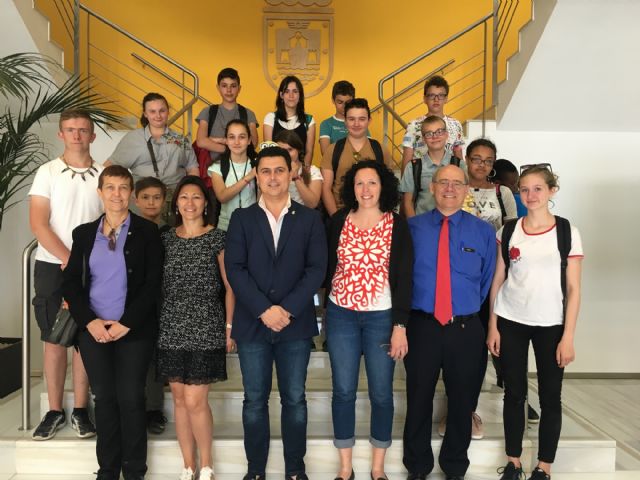 El alcalde recibe a estudiantes franceses de intercambio con el colegio 'Sagrado Corazón'