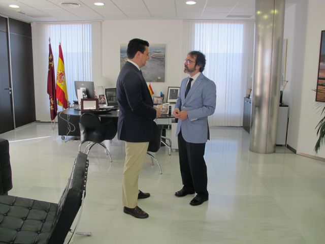 El consejero de Fomento se reúne con el alcalde de San Javier