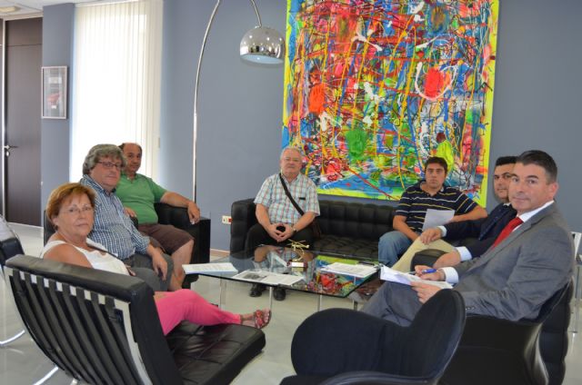 Los empresarios de alojamientos de Santiago de la Ribera se reúnen con el alcalde de cara a la inminente temporada