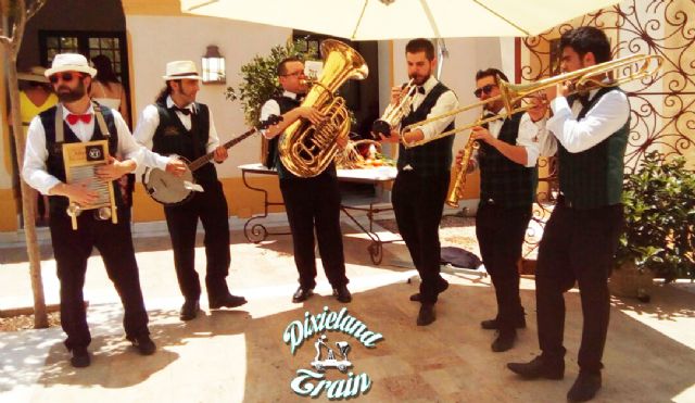Jazz San Javier lleva la música a la calle con la Marching Band 'Dixieland Train'