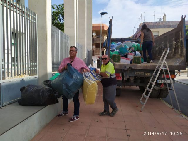 El alcalde de Pliego, Antonio Huescar entrega en San Javier las donaciones recogidas en su municipio para los afectados por las inundaciones