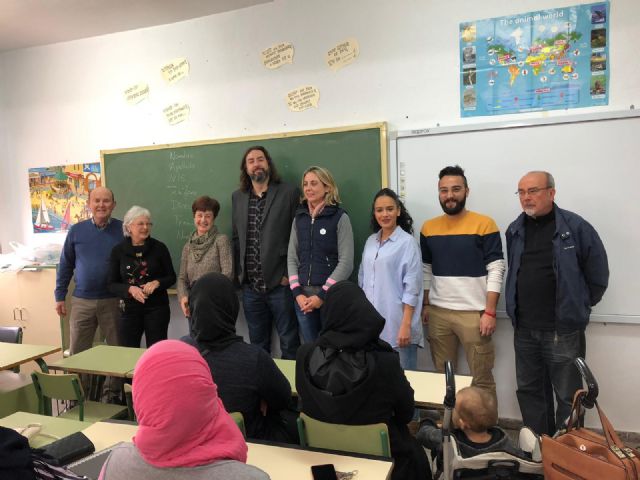 Voluntarios del Banco del Tiempo dan clases de español a 20 madres de alumnos en el colegio El Mirador