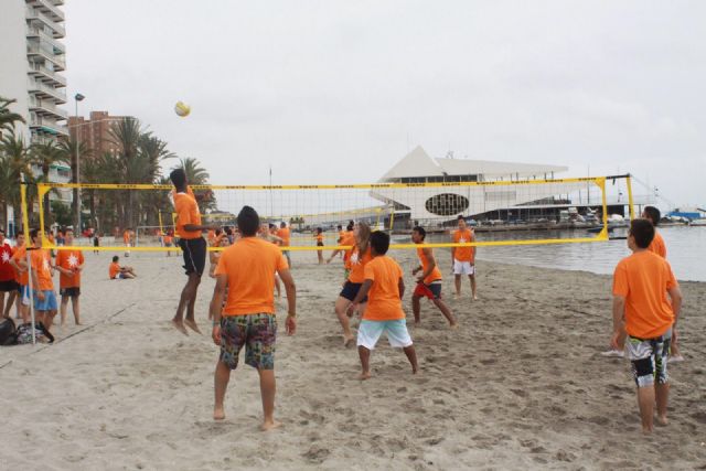 Los Juegos del Mar Menor reunieron a los alumnos de 3° y 4° de ESO de San Javier en la playa Barnuevo