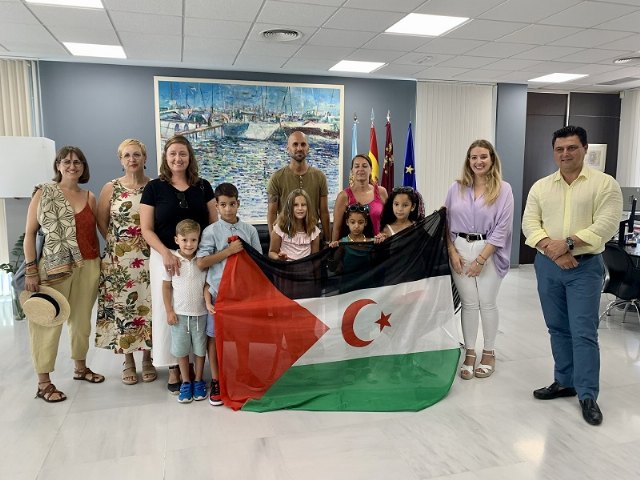 El alcalde recibe a los niños saharauis que pasarán el verano en San Javier
