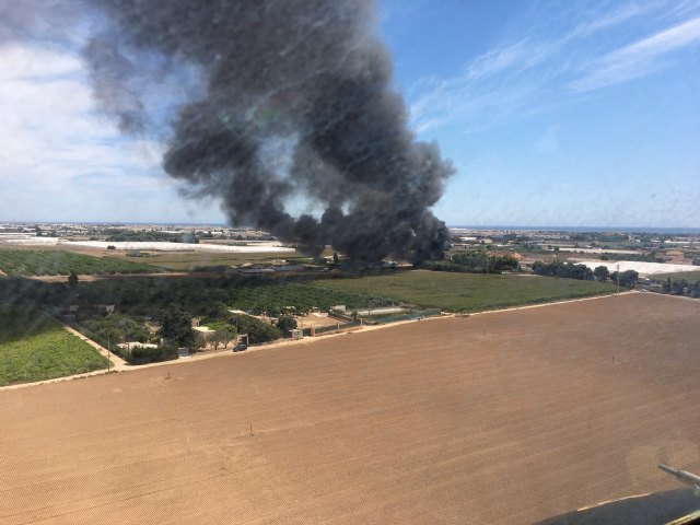 Incendio en una finca ubicada junto a la autopista AP-7, en San Javier