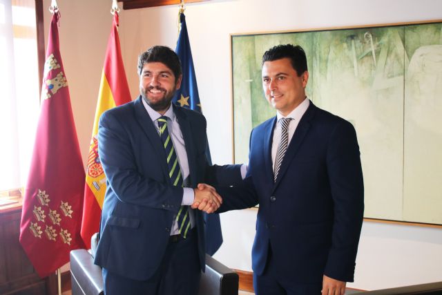 El presidente Fernando López Miras se reúne con el alcalde de San Javier