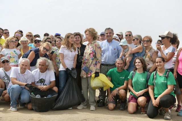 La Reina Sofía se suma a la campaña contra la 'basuraleza', del proyecto Libera, en La Manga del Mar Menor