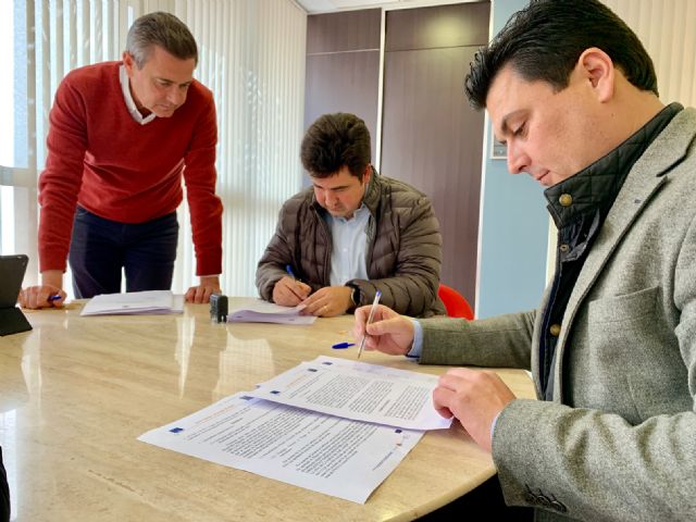 El Ayuntamiento de San Javier firma dos contratos para sustituir luminarias y calderas por valor de 579.510 euros