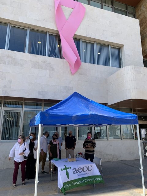 Un gran lazo rosa en la fachada del Ayuntamiento recuerda hoy el Día Mundial contra el Cáncer de Mama