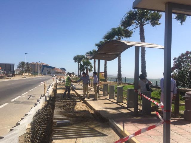 La construcción de una acera desde playa Mistral al pabellón deportivo, en La Manga  mejora la seguridad de los peatones