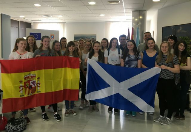 El alcalde recibe a un grupo de estudiantes escocesas que se encuentran de intercambio con alumnos del IES 'Mar Menor'