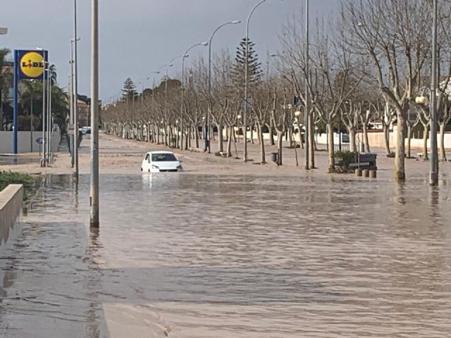 Las ramblas agravan la situación creada por los efectos del temporal de lluvia, que superó las previsiones oficiales en San Javier