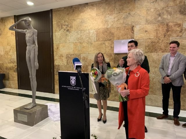 La familia del escultor y pintor José Julián Buhígues dona una escultura del artista sanjaviereño al Ayuntamiento
