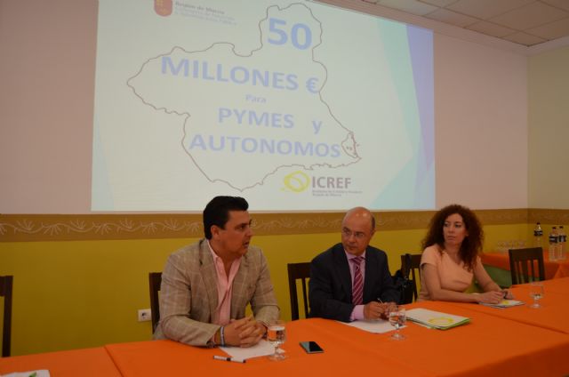 El consejero de Hacienda da a conocer a los empresarios de San Javier los nuevos créditos avalados para financiar inversiones en la Región