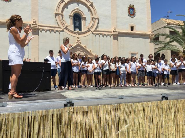 El coro Voces Blancas y alumnos de Aidemar interpretan una canción en lenguaje de signos para romper barreras