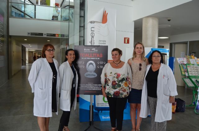 La campaña contra el mal uso de toallitas húmedas llega al Hospital Los Arcos