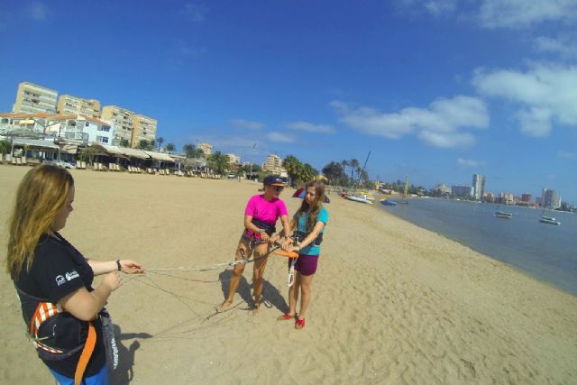 Siete chicas de San Javier participaron en el proyecto social 'Tribus del Sol' con el kitesurf como protagonista