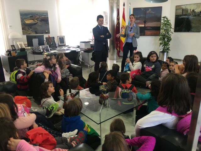 El Alcalde recibe en su despacho a los alumnos de 2° de Primaria del CEIP 'El Recuerdo'