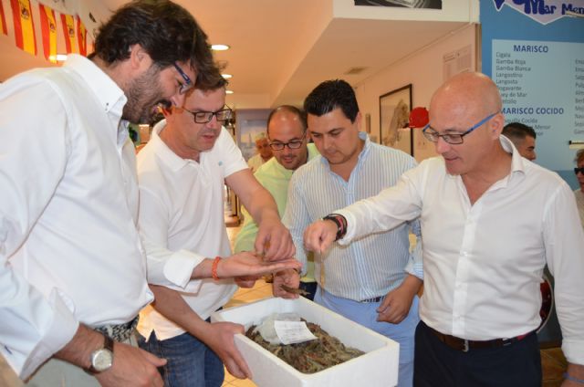 El consejero de Turismo, Juan Hernández y el alcalde, José Miguel  Luengo promocionan los productos del Mar Menor, en Santiago de la Ribera