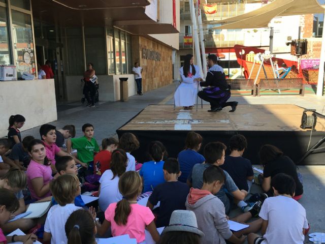 Don Juan y Doña Inés posan para los escolares en la plaza de España