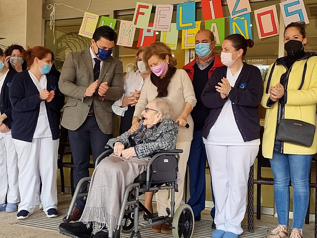 Josefina Oliver Jorquera cumple 100 años , en la Residencia Lozar