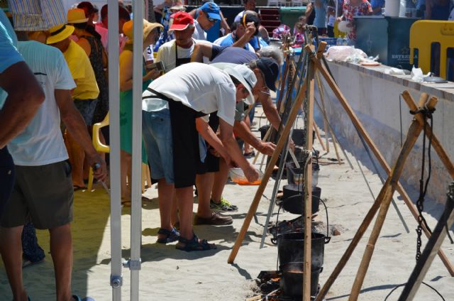 El V Día del Caldero despachó cientos de raciones del plato típico del Mar Menor para celebrar Santiago Apóstol en Santiago de la Ribera
