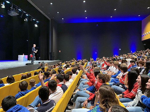 Pedro García Aguado en el teatro de invierno con los jóvenes estudiantes de Secundaria del municipio