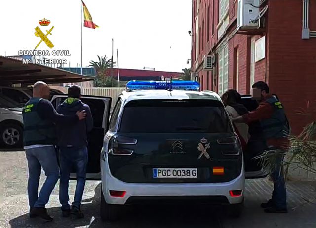 La Guardia Civil detiene a una pareja de experimentados delincuentes por una decena de robos en comercios y viviendas