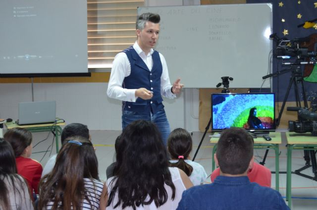 El cineasta Gabriel Moya, ganador de un Goya, vuelve a su colegio en El Mirador para impartir un taller de cine