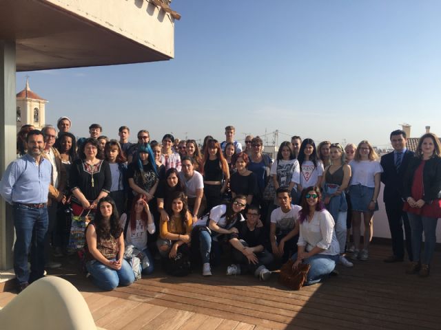 El alcalde recibió a un grupo de estudiantes ingleses, alemanes, rumanos y españoles del IES 'Ruiz de Alda' unidos por el programa europeo Erasmus+