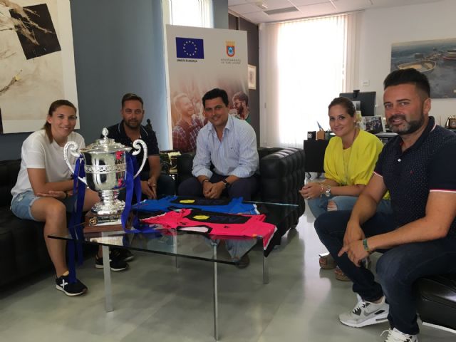 El alcalde recibe a los representantes del equipo de fútbol  playa femenino AIS Playas de San Javier, flamante Campeón de España