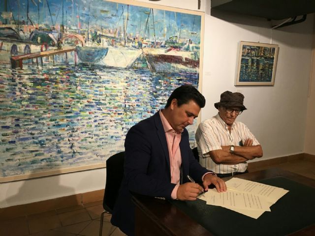 El pintor Saura Mira dona un lienzo de su colección 'Reflejos', sobre el Mar Menor, al Ayuntamiento de San Javier