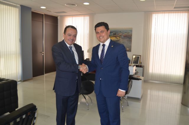 El alcalde se reúne con el presidente de la CROEM, José María Albarracín en el Ayuntamiento