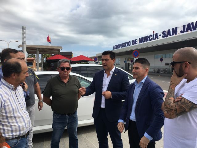 El alcalde de San Javier defiende la creación de un área de prestación conjunta en el servicio de taxis del aeropuerto de Corvera que de cabida a las seis licencias de San Javier que solicitan los taxistas