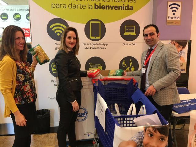 La concejala de Servicios Sociales, Estíbaliz Masegosa anima a participar en la campaña de recogida de alimentos promovida por Carrefour y Banco de Alimentos este fin de semana en San Javier