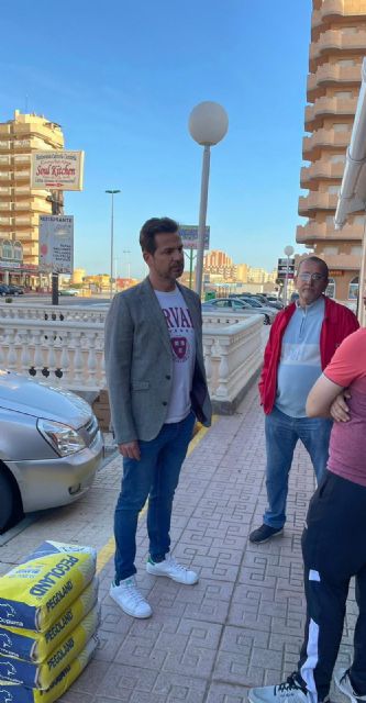 El PSOE recoge el malestar de los vecinos ante la desaparición de 80 plazas de aparcamiento en la urbanización Castillos de Mar